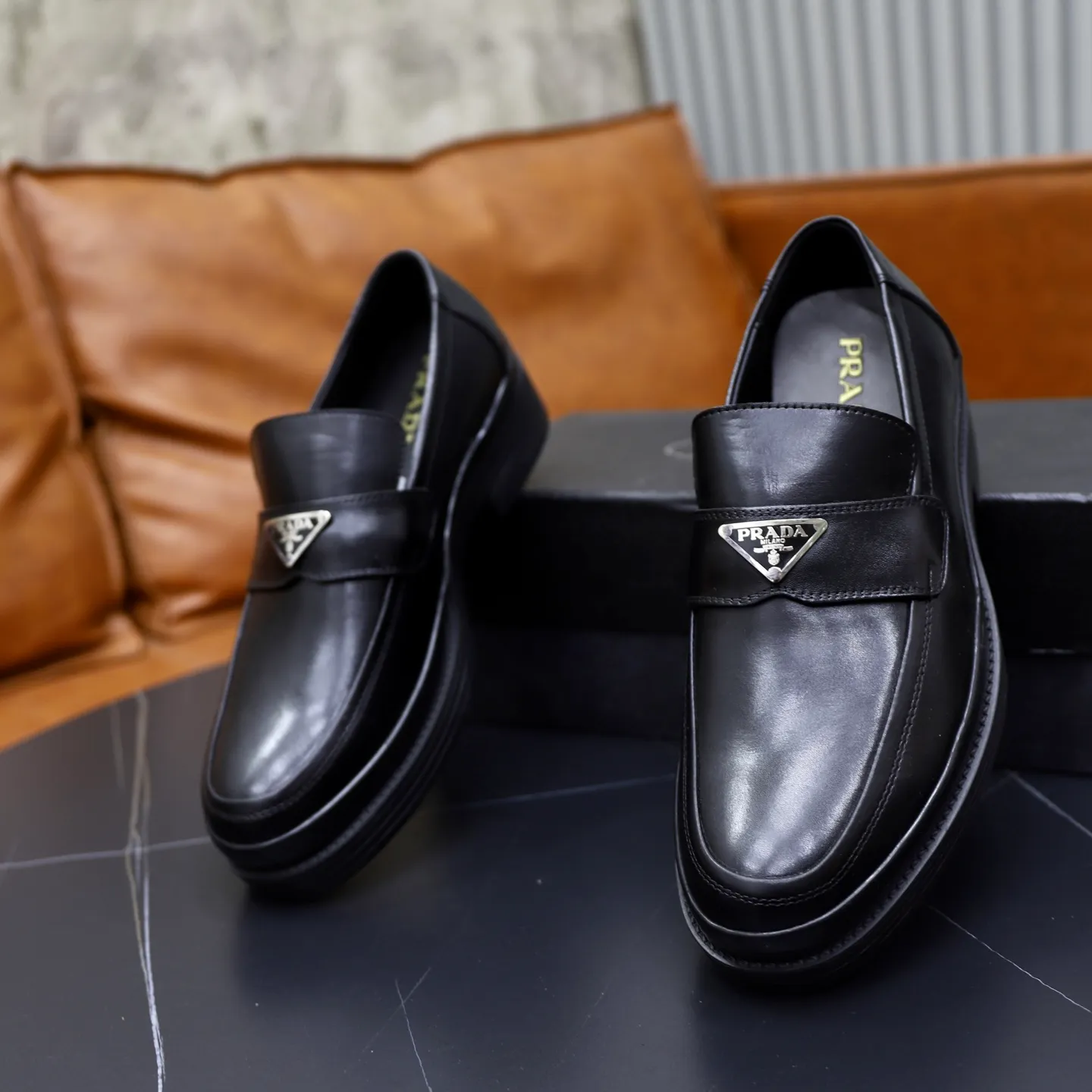 Ex-factory price: 500💰🙅‍♂️🙅‍♂️🙅‍♂️ Brand: PRADA Standard code: Men's code 38-44 (45 can be customized) Grade: Same style as the official website Original order quality Material: Original cowhide surface Comfortable lining Original outsole Style category: Men's fashionable casual leather shoes Distinguished big-name luxury elements Top luxury Color: Color of the actual picture